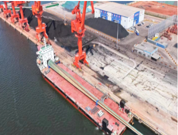 東方風(fēng)電自主研制全球最長(zhǎng)風(fēng)電葉片在公司自建試驗(yàn)臺(tái)順利通過(guò)靜力試驗(yàn)